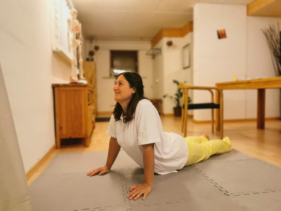 Sandra Bossard demonstriert eine Engpassdehnung-Übung in ihrer Praxis in Schafisheim, Teil der Liebscher & Bracht Schmerztherapie