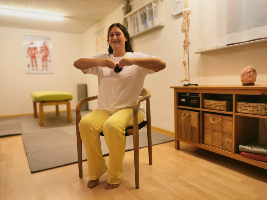 Sandra Bossard führt Faszien-Übungen im Sitzen durch, Teil der Liebscher & Bracht Schmerztherapie in Schafisheim