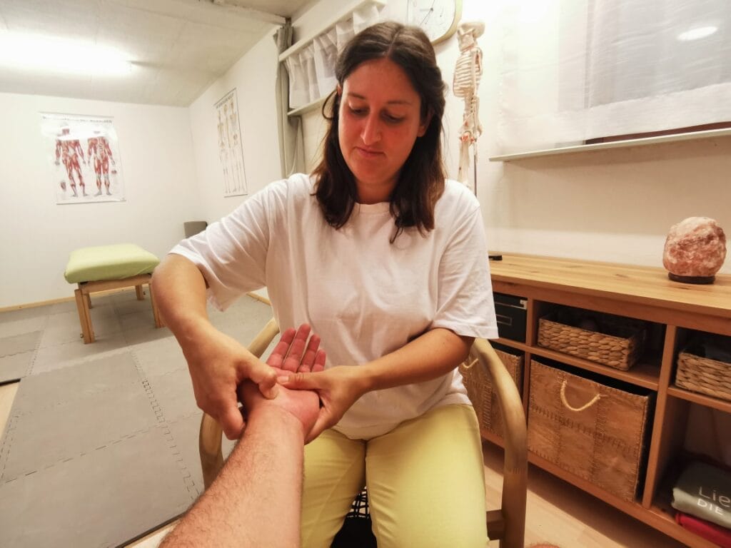 Sandra Bossard führt eine Osteopressur im Rahmen der Liebscher & Bracht Schmerztherapie in Schafisheim durch